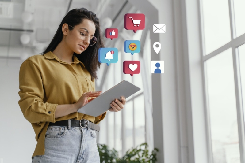 Social-Media-Marketing-Konzept mit App-Icons auf einem Smartphone