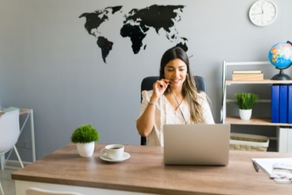 Junge Frau bei der Arbeit in einem internationalen Umfeld
